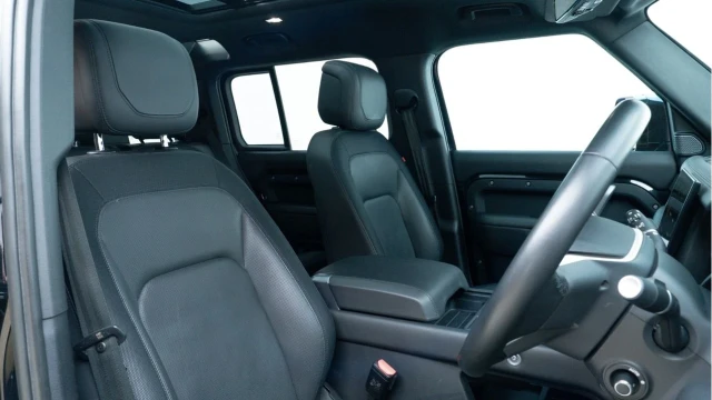 Land Rover Defender (23 Reg) 110 3.0 D300 X-Dynamic HSE (Black Pack) Image 3