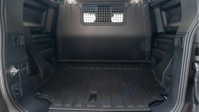 Land Rover Defender (25 Reg) 90 3.0 D350 X-Dynamic HSE Hard Top Commercial (3 Seat) (+VAT) Image 4