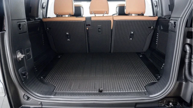 Land Rover Defender (75 Reg) 110 3.0 D350 X-Dynamic HSE (Black Pack) Image 8