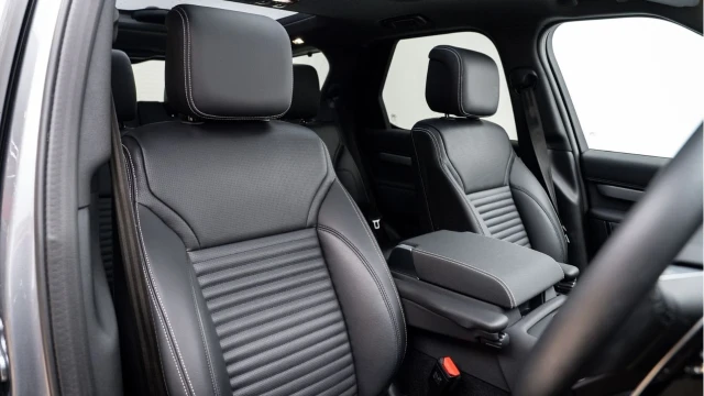Land Rover Discovery (74 Reg) 3.0 D350 Dynamic SE Image 2