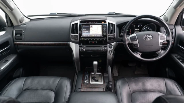Toyota Land Cruiser V8 (64 Reg) D-4D 4.5 V8 Image 2