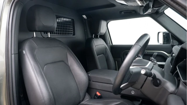 Land Rover Defender (23 Reg) 90 3.0 D250 SE Hard Top Commercial (URBAN) (+VAT) Image 3