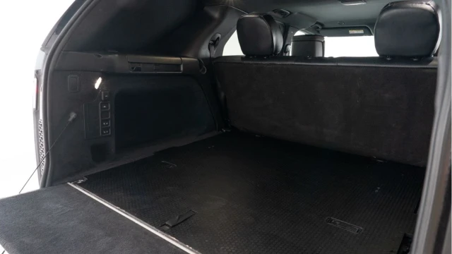 Land Rover Discovery (22 Reg) 3.0 D300 R-Dynamic HSE Commercial (5 Seat) (+VAT) Image 5