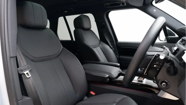 Land Rover Range Rover (74 Reg) 3.0 D300 SE (Shadow Pack) Image 3