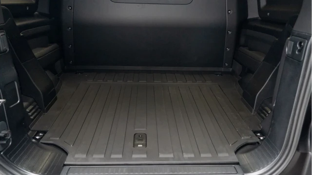Land Rover Defender (74 Reg) 90 3.0 D250 X-Dynamic SE Hard Top Commercial (3 Seat) (+VAT) Image 4