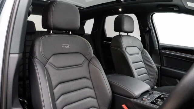 Volkswagen Touareg (25 Reg) 3.0TDI V6 Black Edition Image 3