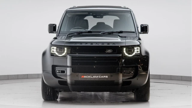 Land Rover Defender (71 Reg) 110 3.0 D250 SE (Black Pack) Image 4