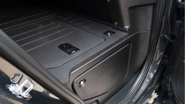 Land Rover Defender (74 Reg) 110 3.0 D250 X-Dynamic HSE Hard Top Commercial (3 Seat) (+VAT) Image 5