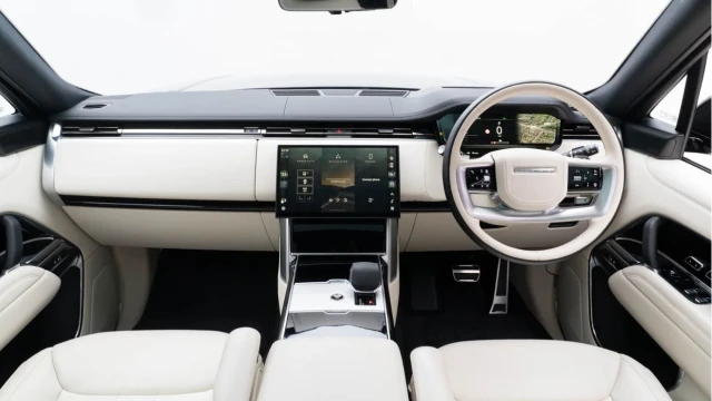 Land Rover Range Rover (25 Reg) 3.0 D300 HSE (Shadow Pack) Image 2