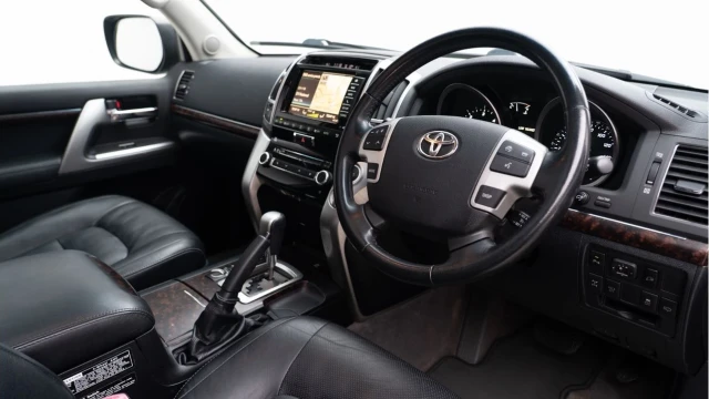 Toyota Land Cruiser V8 (64 Reg) D-4D 4.5 V8 Image 8
