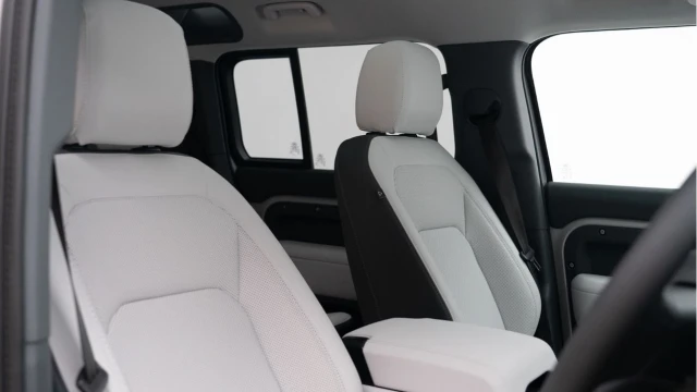 Land Rover Defender (75 Reg) 110 3.0 D250 X-Dynamic SE (7 Seat) Image 3