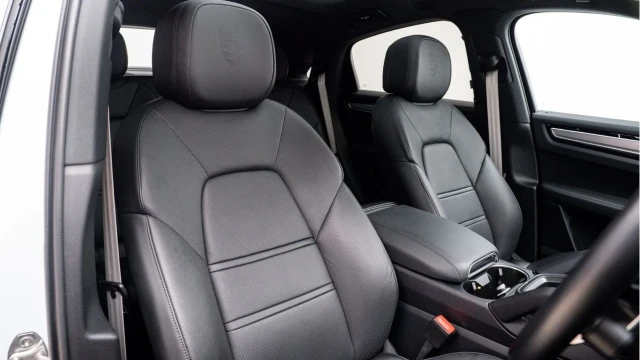 Porsche Cayenne (22 Reg) 3.0 V6 E-Hybrid Platinum Edition Coupe Image 3