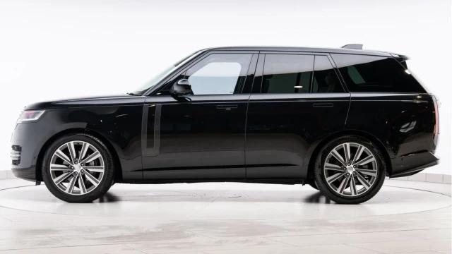 Land Rover Range Rover (23 Reg) 3.0 P400 HSE (Shadow Pack) Image 4