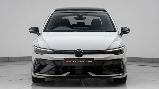 Volkswagen Golf (25 Reg) R 2.0TSI Black Edition 4Motion Image 4