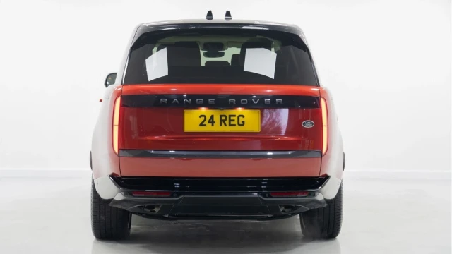 Land Rover Range Rover (72 Reg) 3.0 P400 SE LWB (7 Seat) Image 8