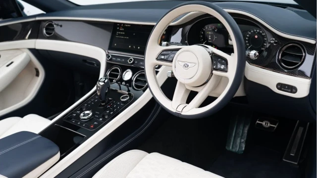 Bentley Continental (25 Reg) 4.0 V8 GTC Mulliner Image 4