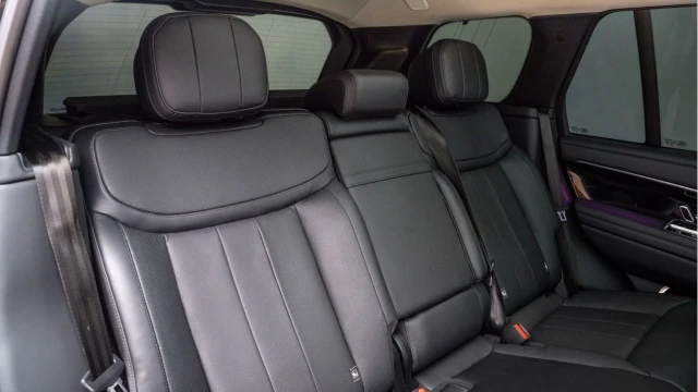 Land Rover Range Rover (74 Reg) 3.0 D300 SE (Shadow Pack) Image 7