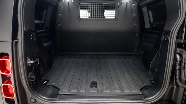 Land Rover Defender (25 Reg) 90 3.0 D250 X-Dynamic HSE Hard Top Commercial (3 Seat) (+VAT) Image 4