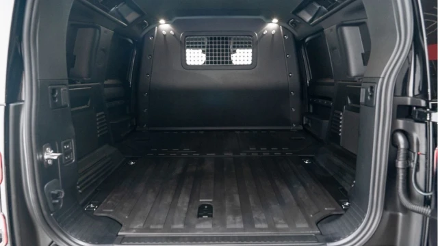 Land Rover Defender (25 Reg) 110 3.0 D250 X-Dynamic SE Hard Top Commercial (3 Seat) (+VAT) Image 4