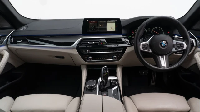 BMW 5 Series (69 Reg) 3.0 530D M Sport Touring xDrive Image 2