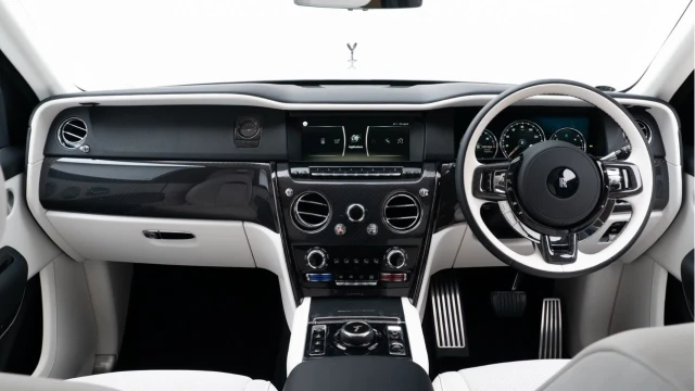 Rolls-Royce Cullinan (73 Reg) 6.8 V12 Black Badge Image 2
