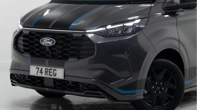 Ford Transit Custom Sport (74 Reg) 320 2.5 Duratec Plug In Hybrid (5 Seat) (+VAT) Image 4