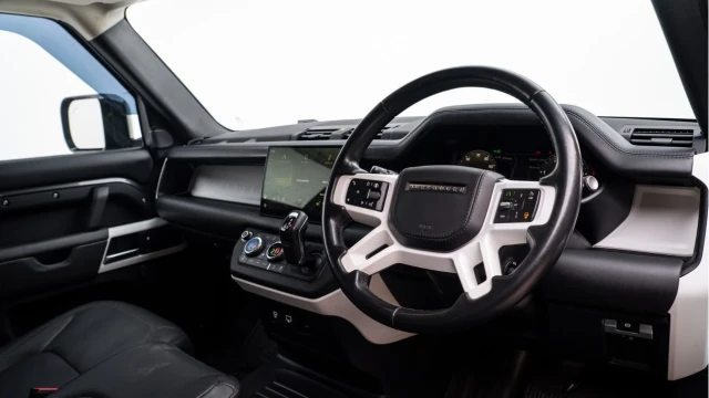Land Rover Defender (73 Reg) 90 3.0 D250 HSE Hard Top Commercial (3 Seat) (+VAT) Image 4