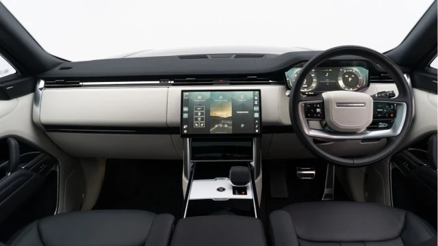 Land Rover Range Rover (74 Reg) 3.0 D350 SE (Shadow Pack) Image 2