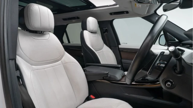 Land Rover Range Rover Sport (23 Reg) 3.0 D300 Dynamic SE (Satin PPF) Image 3