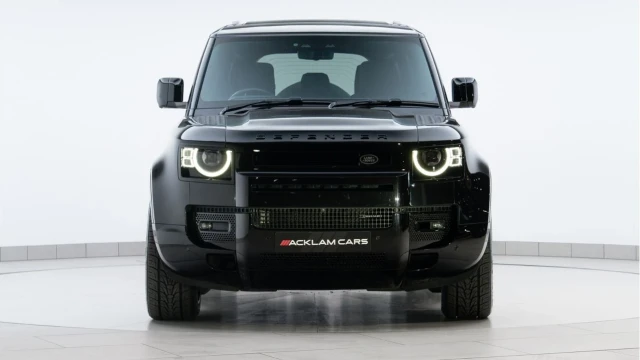 Land Rover Defender (23 Reg) 110 3.0 D300 X-Dynamic HSE (Black Pack) Image 6