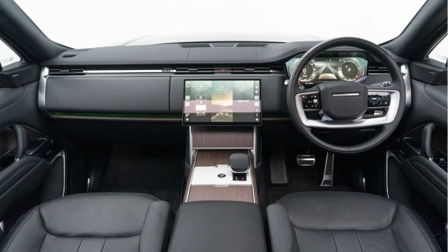 Land Rover Range Rover (24 Reg) 3.0 D300 SE (Shadow Pack) Image 2