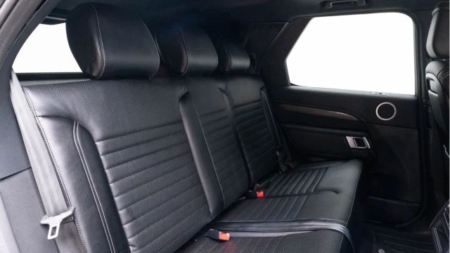 Land Rover Discovery (22 Reg) 3.0 D300 R-Dynamic HSE Hard Top (5 Seat) (+VAT) Image 4