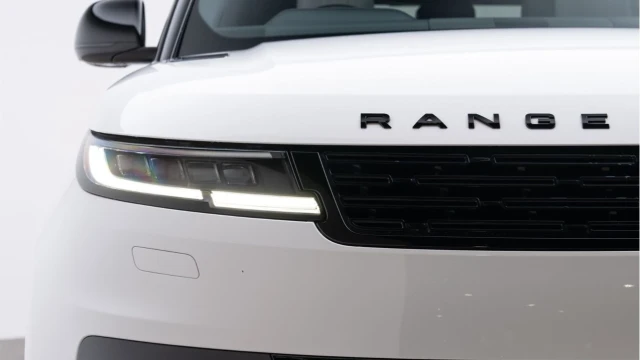 Land Rover Range Rover Sport (73 Reg) 3.0 D300 Dynamic SE (Black Pack) Image 7