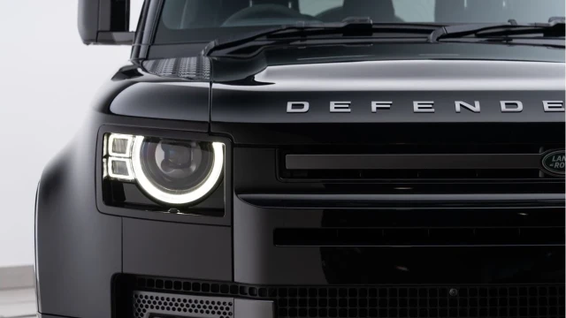 Land Rover Defender (72 Reg) 110 5.0 V8 Image 7