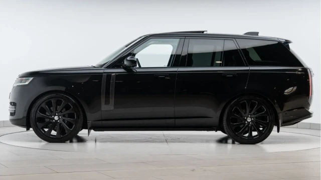 Land Rover Range Rover (72 Reg) 3.0 P400 Autobiography (Shadow Pack) Image 4
