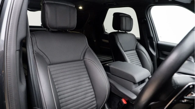 Land Rover Discovery (24 Reg) 3.0 D300 HSE Dynamic Commercial (+VAT) Image 2