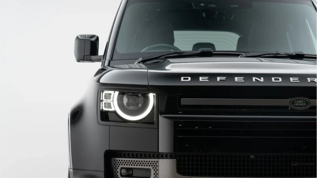 Land Rover Defender (72 Reg) 110 3.0 D250 X-Dynamic SE Image 8