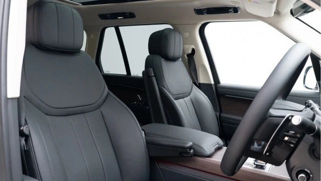 Land Rover Range Rover (25 Reg) 3.0 D350 HSE (Shadow Pack) Image 3