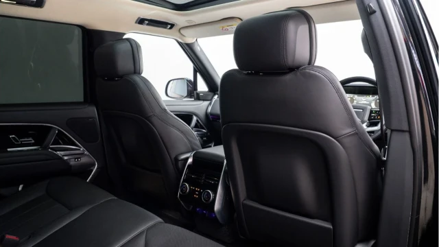 Land Rover Range Rover (74 Reg) 3.0 D300 SE (Shadow Pack) Image 8