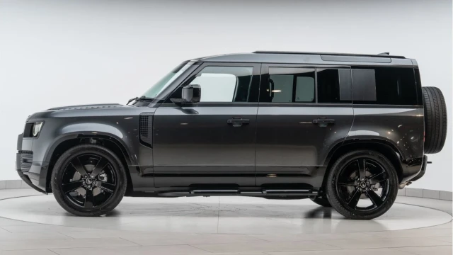 Land Rover Defender (25 Reg) 110 3.0 D250 X-Dynamic SE (Black Pack) (VAT Q) Image 4