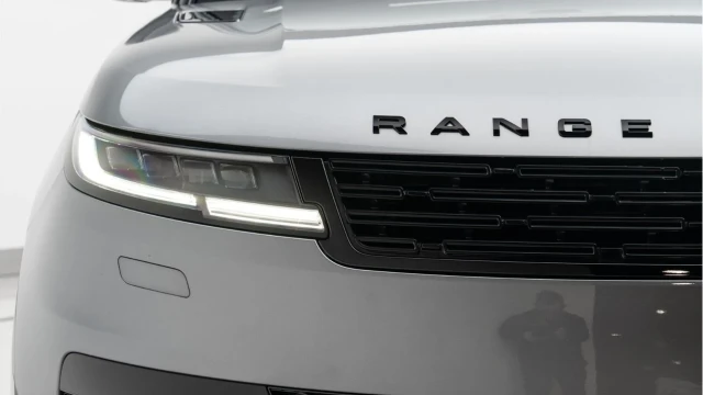 Land Rover Range Rover Sport (73 Reg) 3.0 D300 Dynamic SE (Black Pack) Image 8