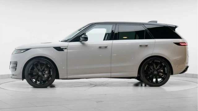 Land Rover Range Rover Sport (25 Reg) 3.0 D300 Dynamic SE (Black Pack) Image 3