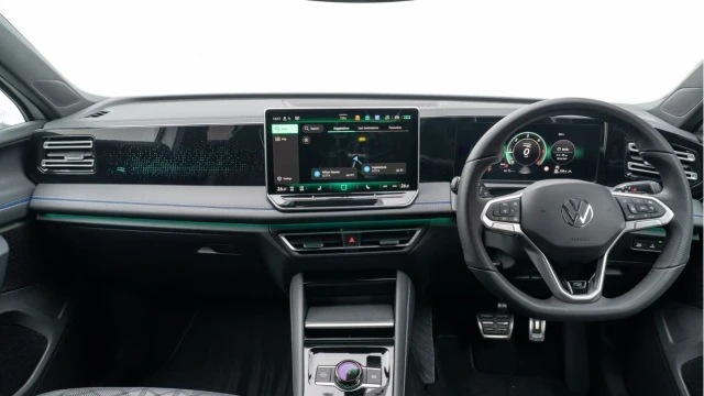 Volkswagen Tiguan (74 Reg) 2.0TDI R-Line DSG (New Model) Image 2