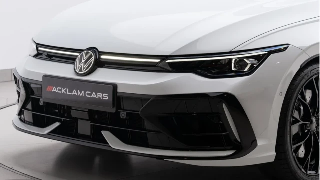 Volkswagen Golf (74 Reg) R 2.0TSI Black Edition 4Motion DSG (VAT Q) Image 4