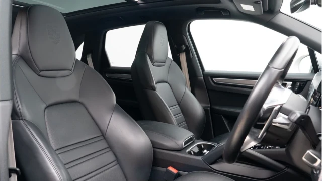 Porsche Cayenne (72 Reg) 3.0 V6 Platinum Edition Image 3
