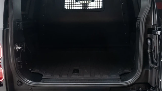 Land Rover Defender (25 Reg) 90 3.0 D250 X-Dynamic HSE Hard Top Commercial (3 Seat) (+VAT) Image 4