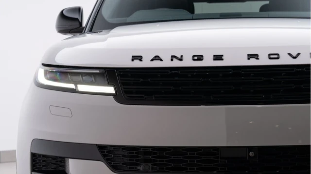 Land Rover Range Rover Sport (72 Reg) 3.0 D300 Dynamic SE (Black Pack) Image 8