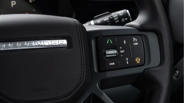 Land Rover Defender (24 Reg) 90 3.0 D350 X-Dynamic HSE (2025 Model) (Black Pack) Image 6