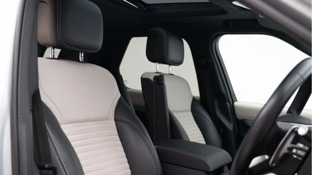 Land Rover Discovery (72 Reg) 3.0 D300 R-Dynamic SE Image 3