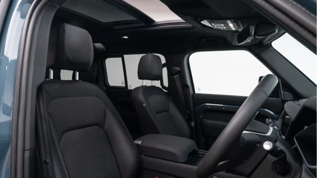 Land Rover Defender (23 Reg) 110 3.0 D250 X-Dynamic SE (7 Seat) Image 3